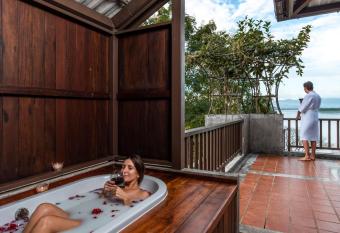 Bansaeo Garden and Resort has rooms with a private hot tub