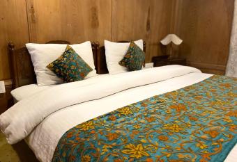 Nazneen Group Of Houseboats has rooms with a private hot tub