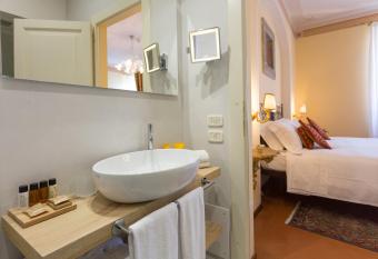 Hotel Villa Marsili has rooms with a private hot tub