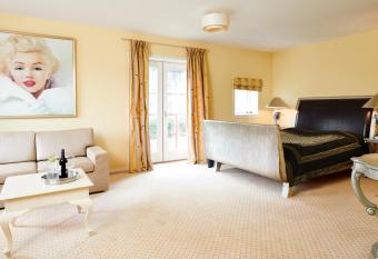 Montra Odder Parkhotel has rooms with a private hot tub