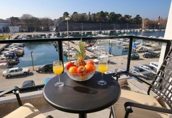 Lipotica Luxury Accommodation allows 18 year olds to book a room