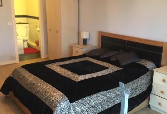 Spacious & Modern Apartment, Central, Sleeps 2+2 has Balcony rooms