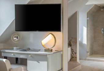 H  tel Elysia by Inwood Hotels has rooms with a private hot tub