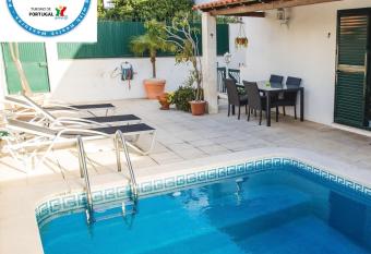 Help Yourself Hostels - Carcavelos Coast has Balcony rooms