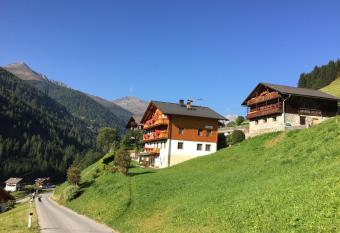 Ferienwohnungen B  hm has Balcony rooms