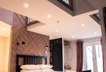 The Jacobean Hotel has Balcony rooms