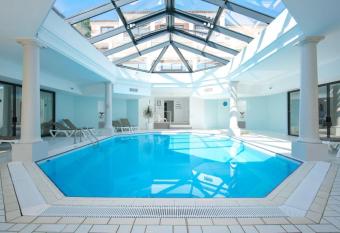 H  tel Les Jardins De Sainte-Maxime allows 18 year olds to book a room