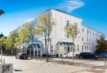 Hotel Ph  nix Hj  rring allows 18 year olds to book a room