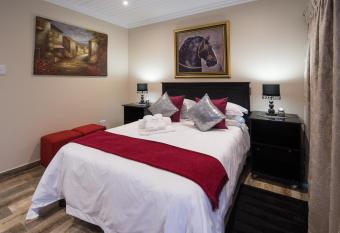 Kings Halt has rooms with a private hot tub