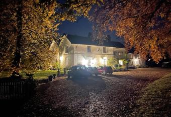 Old Rectory - Scoulton allows 18 year olds to book a room