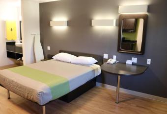 Studio 6 Victorville Apple Valley has rooms with a private hot tub