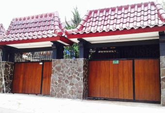 Villa Cabean Salatiga has Balcony rooms