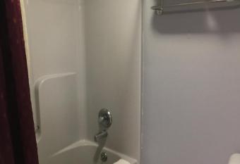 Journeys End Motel has rooms with a private hot tub