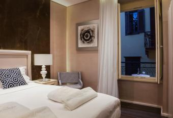 Consolato Boutique has Balcony rooms