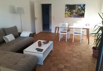 Charmant und stilvoll allows 18 year olds to book a room