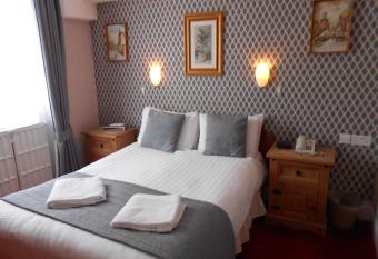 Parkwood Hotel allows 18 year olds to book a room