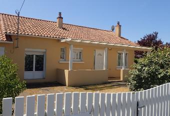 Maison bord de mer allows 18 year olds to book a room