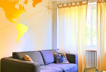 Surprenantes - La Cabane du Capitaine N  mo II allows 18 year olds to book a room