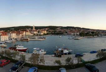 2 bedrooms appartement at Supetar 100 m away from the beach with sea view furnished garden and wifi has Balcony rooms