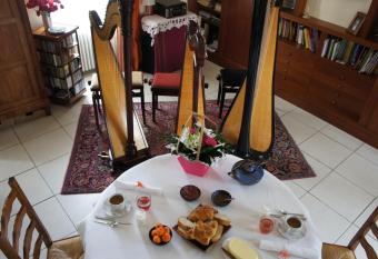 La chambre du harpiste allows 18 year olds to book a room