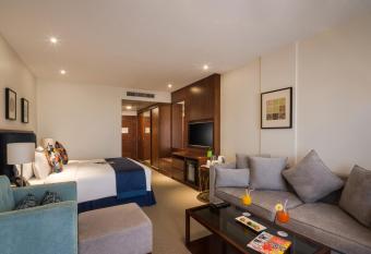 Alreem Village Hotel has rooms with a private hot tub