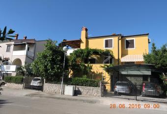 Apartments Ivanka has Smoking/Balcony rooms