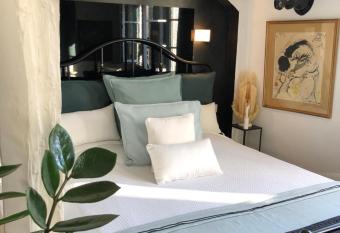 Quai 17 Maison d h  tes allows 18 year olds to book a room