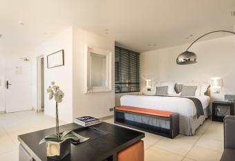 H  tel Club Port La Gal  re allows 18 year olds to book a room