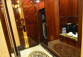                                                   - Holiday AL Khaleej Hotel has rooms with a private hot tub
