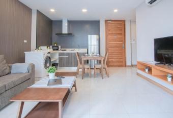 Kepler Residence Bangkok has rooms with a private hot tub