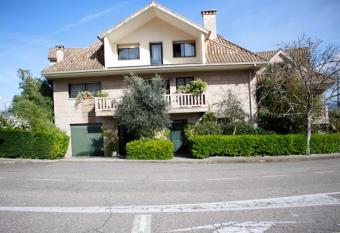 Pensi  n Mosende allows 18 year olds to book a room