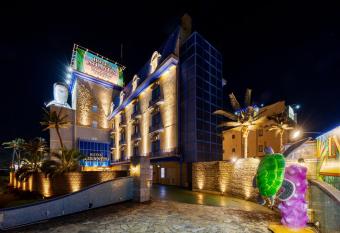 Hotel Atlantis Hawaiian Resorts(Adult only) allows 18 year olds to book a room