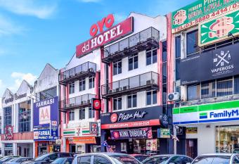 Super OYO 530 Dd Hotel allows 18 year olds to book a room