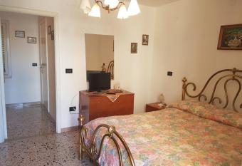 La Casetta Di Via Fara has Smoking/Balcony rooms