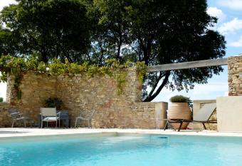 L Enclos du Micocoulier has Balcony rooms