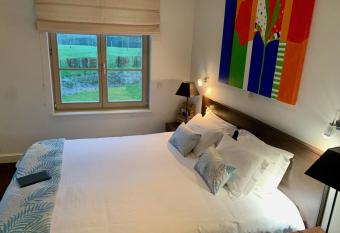 Domaine de La Noiseraie has rooms with a private hot tub