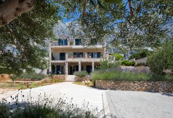 Apartments Denis has Smoking/Balcony rooms