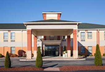 Best Western North Attleboro / Providence Beltway has rooms with a private hot tub