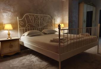 Studio Rendez-vous Alba Iulia has rooms with a private hot tub