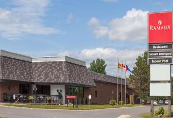 Ramada by Wyndham Fredericton has rooms with a private hot tub