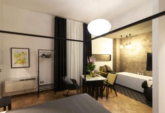 Limoncello Rooms has rooms with a private hot tub