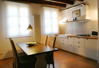 Il Borghetto has rooms with a private hot tub