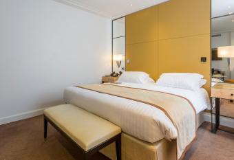 H  tel De Castiglione has Balcony rooms