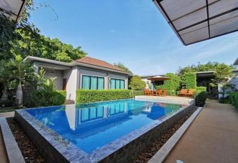 BaanMee Phuket SHA Plus allows 18 year olds to book a room