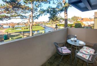 Boat Lake has Balcony rooms
