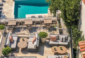 Mougins Luxury Retreats has Balcony rooms