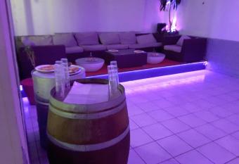 Hotel Restaurant Calypso,    10 m de la plage allows 18 year olds to book a room