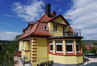 Villa Am Ehrensteig has Balcony rooms