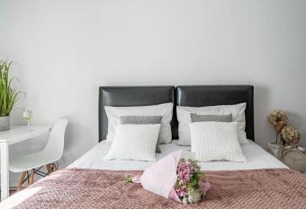 ArtApart Stare Miasto Wroc  aw allows 18 year olds to book a room