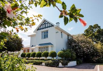 Whispering Oaks Guest House has Balcony rooms